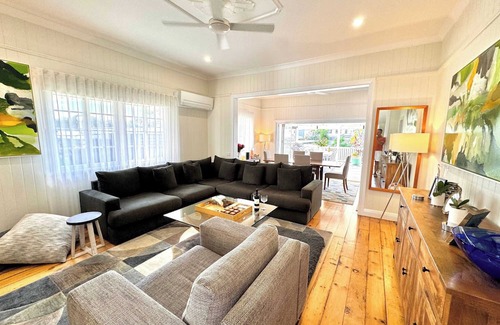 Hendra Casa | 2 Private Bdrms in Brisbane House, Pool & Parking