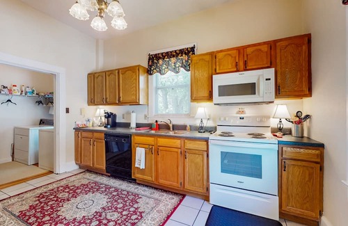 Maryville Condominio | Cozy condo with private W/D, wifi + screened-in balcony