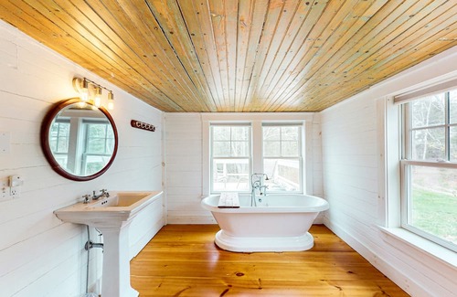 South Bristol Casa | Tranquil Riverfront Homes with Rustic Charm and Modern Comforts