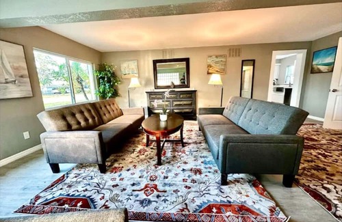 Southside Rural Community Casa | Ruskin Waterfront Gem: Private Ramp & Sunny Spaces