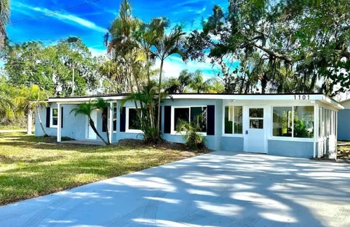 Southside Rural Community Casa | Ruskin Waterfront Gem: Private Ramp & Sunny Spaces