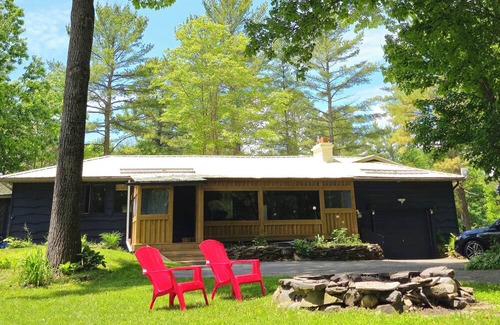 Washago Cabaña | Beautiful cottage with river access in Washago