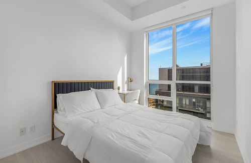 Humber Bay Shores Condominio | Ultra Luxurious 2Bedroom - 2Bathroom High Floor Uninstructed Lake Views!