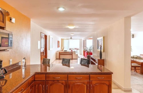 Conchas Chinas Apartamento | 🌊 Experience Beachfront Bliss 2-Bedroom Suite Ocean View! 🌴