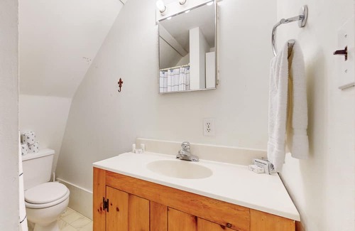South Bristol Apartamento | Inviting Apartment with Family-Friendly Comforts and Serene Outdoor Spaces