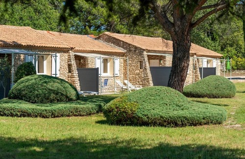 La Roque-sur-Pernes Casa | Authentic stone house in the heart of Provence.