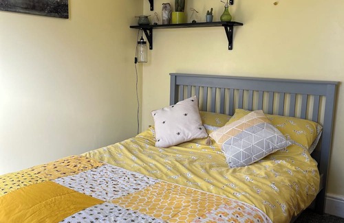 Newhaven Casa | Cosy Double Bedroom TV, microwave and breakfast of cereal & toast, tea & coffee