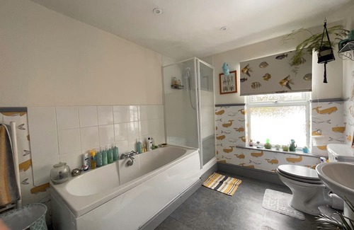 Newhaven Casa | Cosy Double Bedroom TV, microwave and breakfast of cereal & toast, tea & coffee