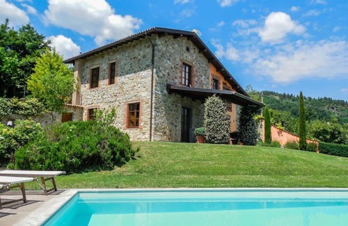Camporgiano Casa | Wonderful private villa for 8 guests with private pool, WIFI, TV, panoramic view and parking