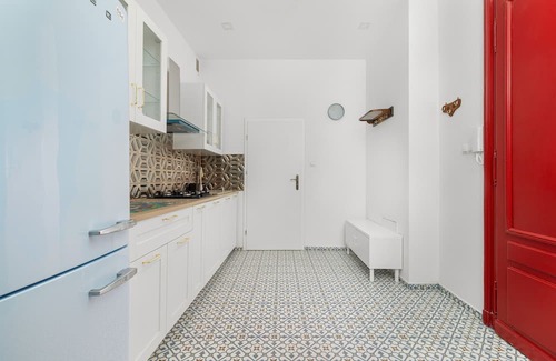 Bytom Apartamento | Yellow Apartment in Bytom by Renters
