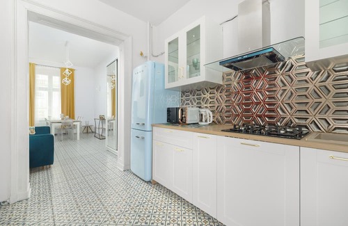 Bytom Apartamento | Yellow Apartment in Bytom by Renters
