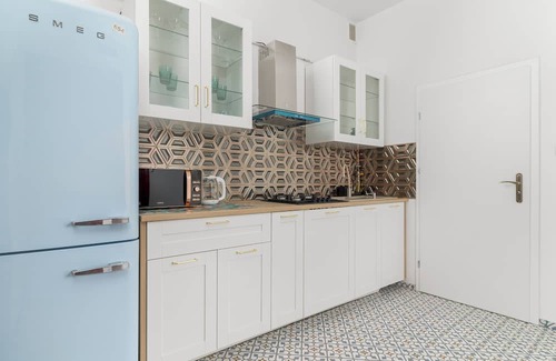 Bytom Apartamento | Yellow Apartment in Bytom by Renters