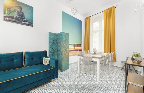 Bytom Apartamento | Yellow Apartment in Bytom by Renters