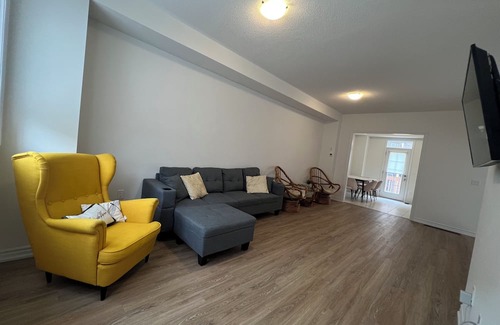 Orangeville Casa | Stylish Getaway in Orangeville