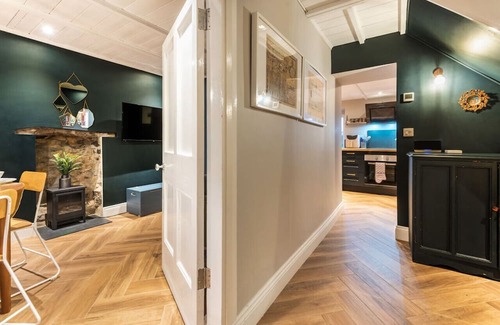 Dinas Cross Casa | Min-Y-Ffordd - Three Bedroom House, Sleeps 6
