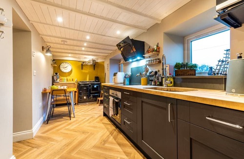 Dinas Cross Casa | Min-Y-Ffordd - Three Bedroom House, Sleeps 6
