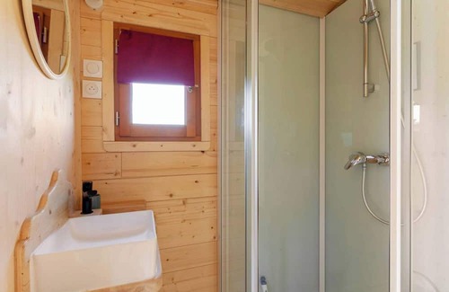 Pays-de-Belves Apartamento | Apartment 'Jolie Roulotte Bohème Et Zen Dans Le Périgord Noir' with Shared Pool and Wi-Fi