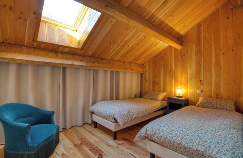 Pays-de-Belves Casa | Holiday Home 'Le Chalet Kozy À L'ombre Des Arbres' with Shared Pool, Terrace and Wi-Fi
