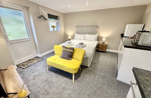 York Cabaña | Firs Nook with Parking - a bungalow that sleeps 2 guests in 1 bedroom