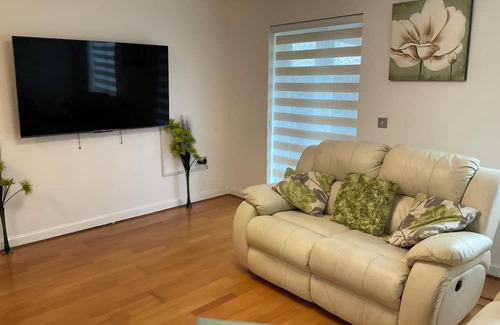 West Thurrock Casa | Exclusive 3 Bed House, free parking, Wi-Fi 5 mins from Lakeside Shopping Centre