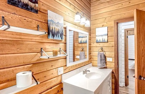 Cedar Ridge Cabina | Rollins Lake Getaway. 5 minutes to the lake! Great getaway for the family!