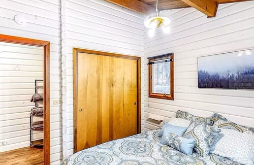 Cedar Ridge Cabina | Rollins Lake Getaway. 5 minutes to the lake! Great getaway for the family!