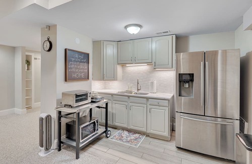 Cary Casa | Suite in Cary with sunroom!