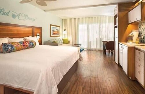 Red Hook Complejo | 2 Wyndham Margaritaville Beachfront Resort and Club!