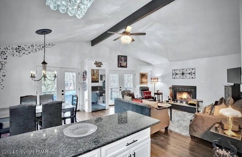 Jim Thorpe Chalet De Esquí | Escape to the serene Bear Creek Lakes in this meticulously maintained chalet