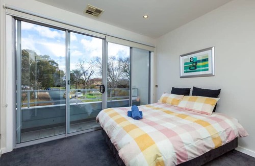 Curtin Apartamento | Modern Convenience 2bd 2bth at Curtin