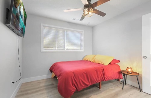 Columbia Apartamento | GroovyGetaway: king suites, sleeps 8, dog friendly