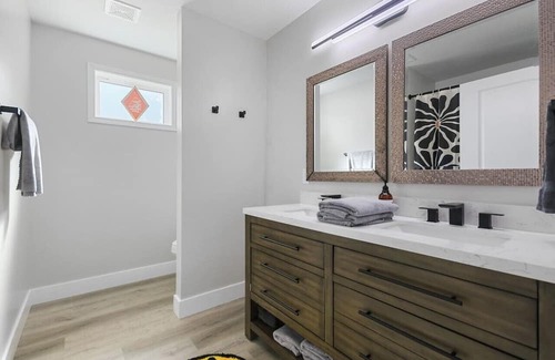 Columbia Apartamento | GroovyGetaway: king suites, sleeps 8, dog friendly