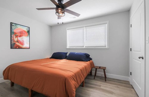 Columbia Apartamento | GroovyGetaway: king suites, sleeps 8, dog friendly