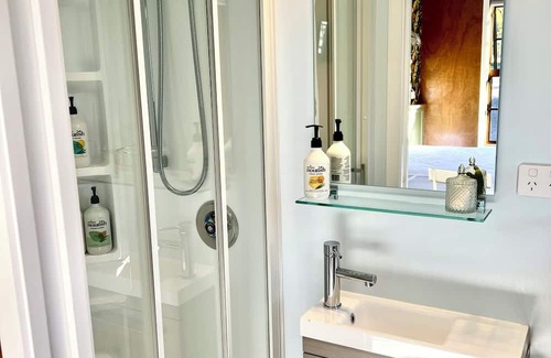 Clyde Apartamento | Pyke Cottage. Cosy, comfortable studio unit, walking distance to town centre