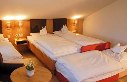 Fridolfing Apartamento | Gemütliches Dreibettzimmer mit Dusche/wc, Minibar und Balkon