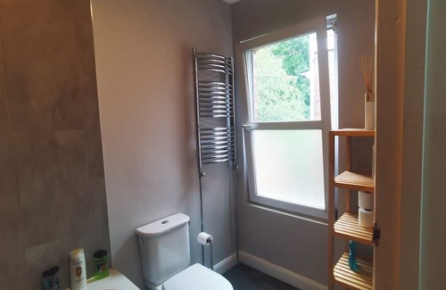 Enfield Apartamento | Large clean double room in a modern quiet house close to train station&bus stop