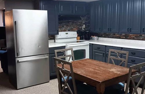 Grand Haven Apartamento | Nice 2-bedroom apartment in Grand Haven with WiFi, AC, near Lake MI, & shopping.