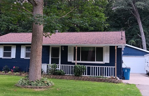 Grand Haven Apartamento | Nice 2-bedroom apartment in Grand Haven with WiFi, AC, near Lake MI, & shopping.