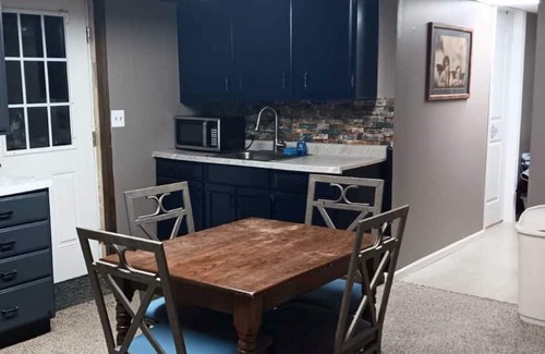 Grand Haven Apartamento | Nice 2-bedroom apartment in Grand Haven with WiFi, AC, near Lake MI, & shopping.