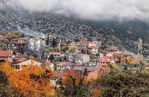 Eptalofos Condominio | Eptalofos Guesthouse - Cozy Double Suite with Fireplace