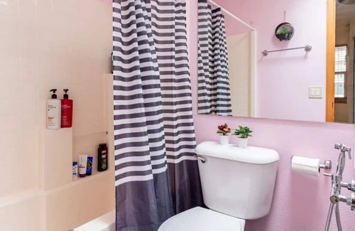 North Creek Casa | Cozy king bed with private bath & free parking Bothell