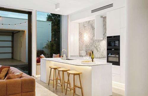 Parkside Cabaña | Urban Oasis: Luxurious 2 bedroom cottage close to the CBD