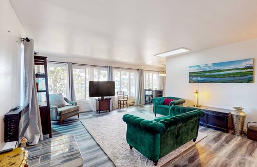 Anacortes Casa | Charming, ocean view retreat with washer/dryer & private beach access
