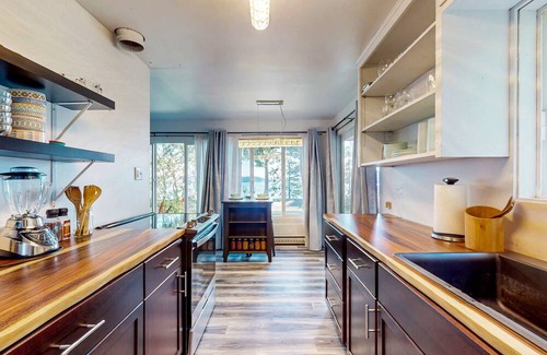 Anacortes Casa | Charming, ocean view retreat with washer/dryer & private beach access