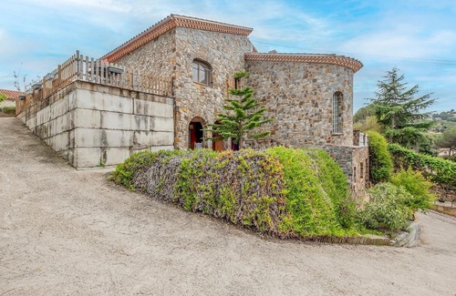 Argentona Casa | Look forward to this spacious and special stone villa with pool.