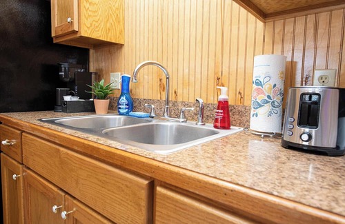Intracoastal City Condominio | Family Escape: Cozy Condos by Water - Fish & Relax