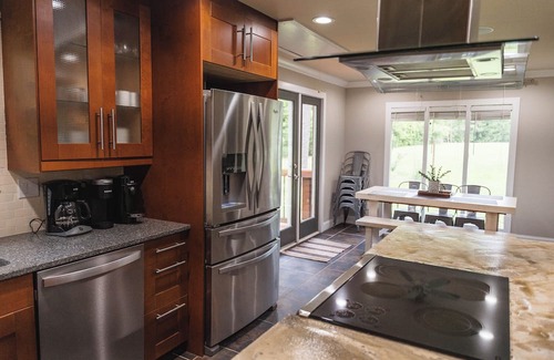 Charlotte Cabina | Clean and cozy cabin near Uptown! Sleeps up to 12