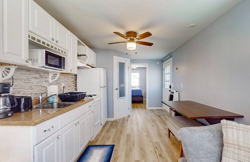North Wildwood Cabaña | Charming single-level escape with shared patio, grill, full kitchen, & AC