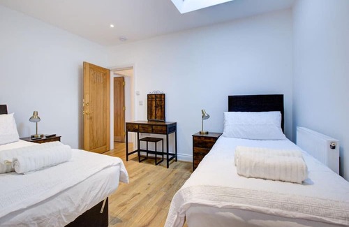 Brentwood Casa | Spacious Bedroom Ensuite with 2 Single Beds
