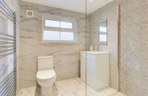 Brentwood Casa | Spacious Bedroom Ensuite with 2 Single Beds